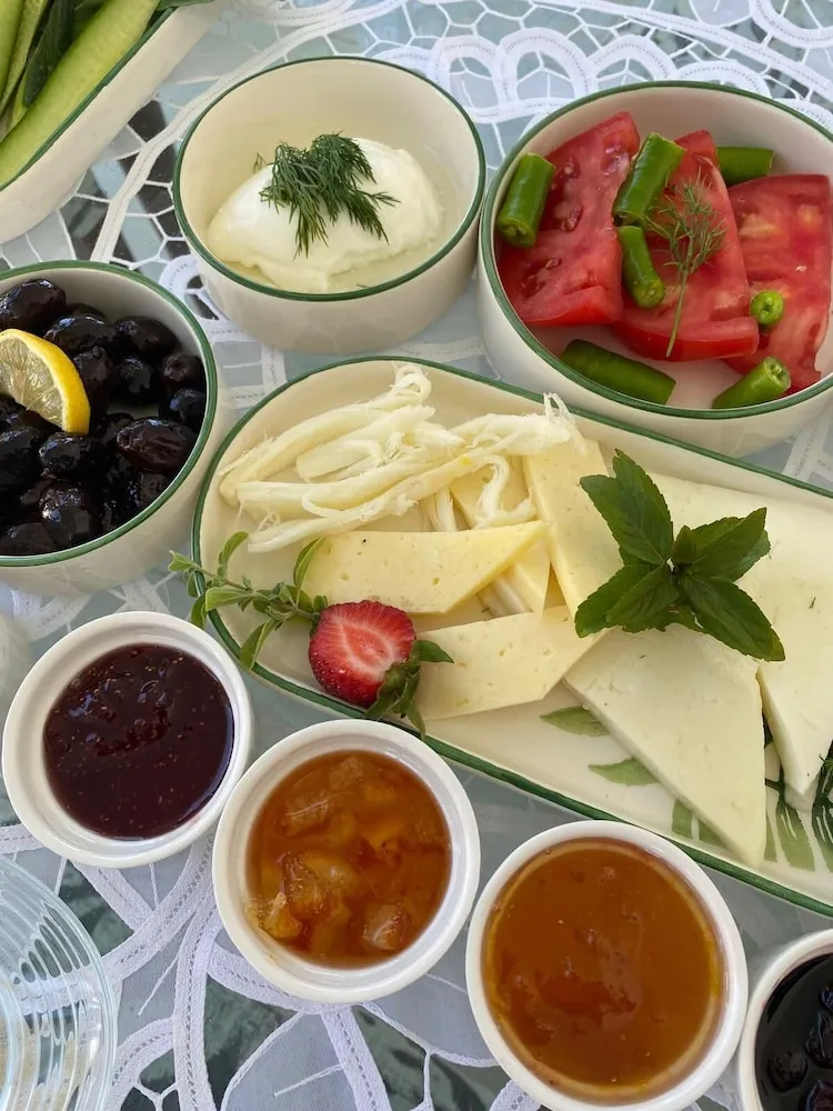 Junior Süit, 1 Büyük (Queen) Boy Yatak, Havuz Manzaralı