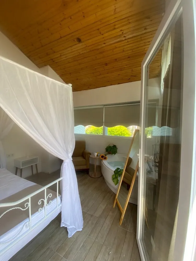 Junior Süit, Sıcak Su Küveti, Bahçeli