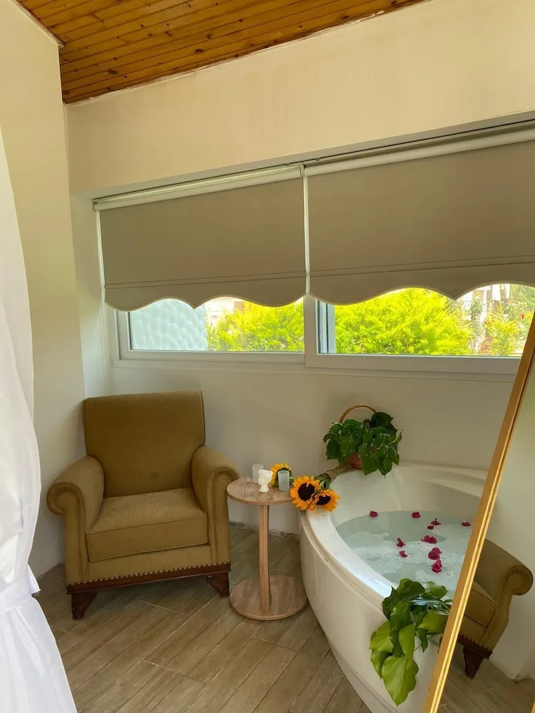 Junior Süit, Sıcak Su Küveti, Bahçeli