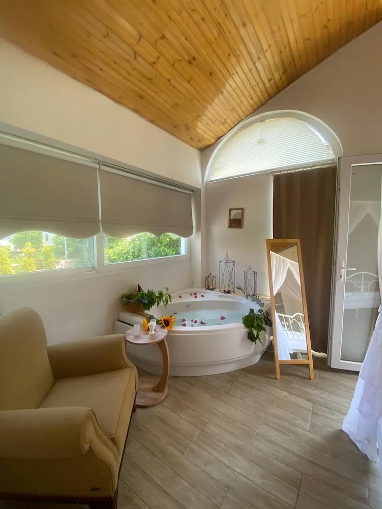 Junior Süit, Sıcak Su Küveti, Bahçeli