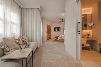 6 Rooms by Azumare