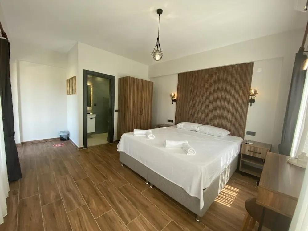 Deluxe Tek Büyük Yataklı Oda, Balkon, Bahçe Manzaralı