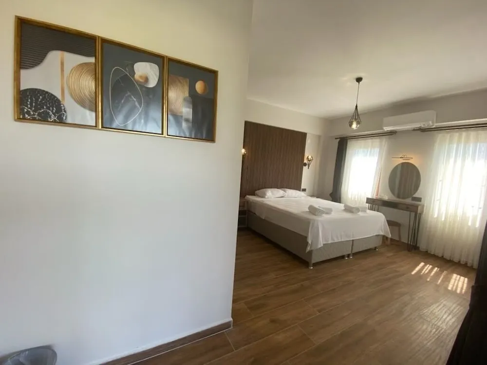 Deluxe Tek Büyük Yataklı Oda, Balkon, Bahçe Manzaralı