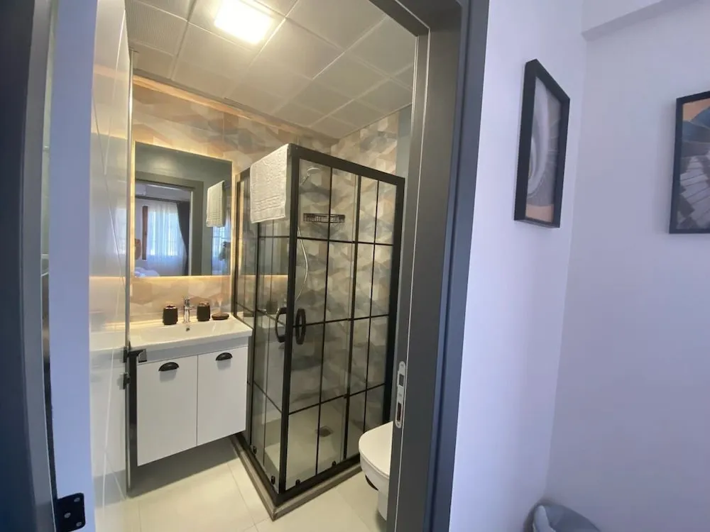 Deluxe Tek Büyük Yataklı Oda, Balkon, Bahçe Manzaralı