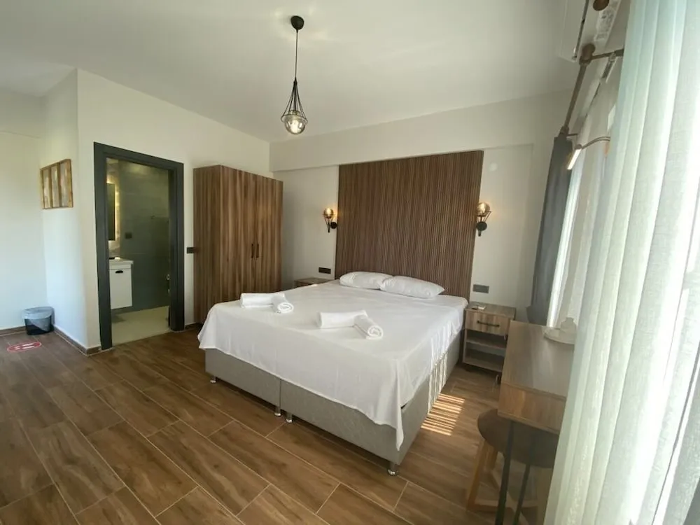 Deluxe Tek Büyük Yataklı Oda, Balkon, Bahçe Manzaralı