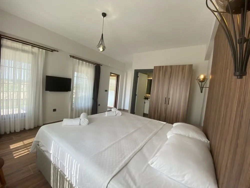 Deluxe Tek Büyük Yataklı Oda, Balkon, Bahçe Manzaralı
