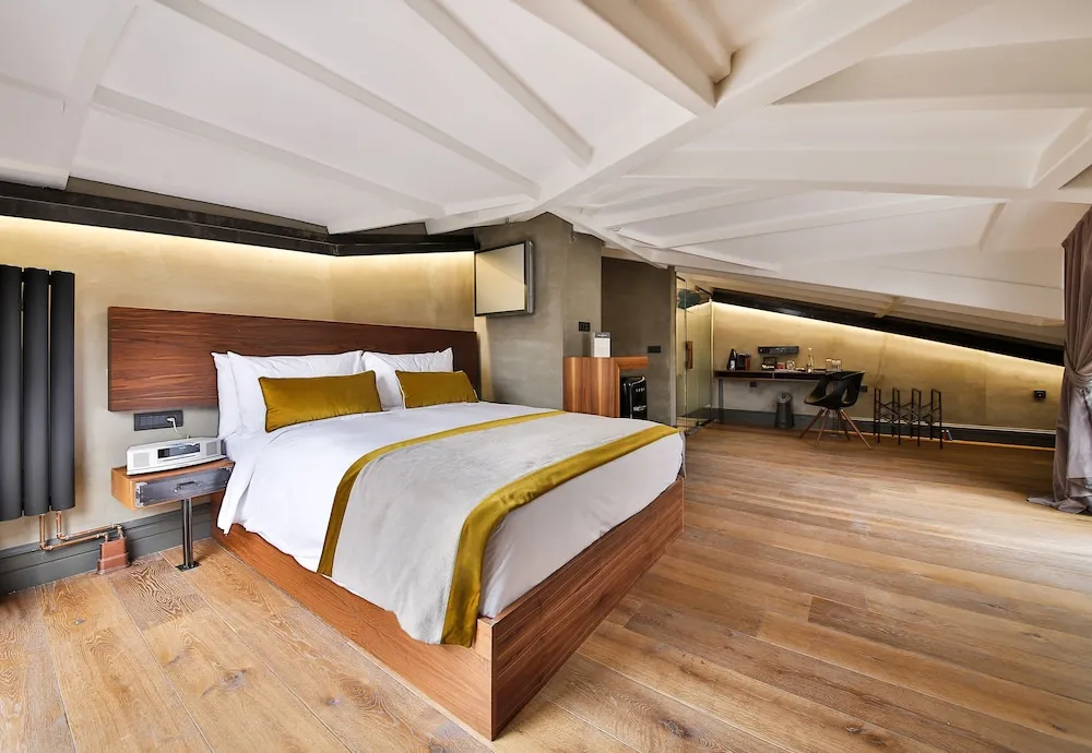 Roof Suite (Low Ceiling)