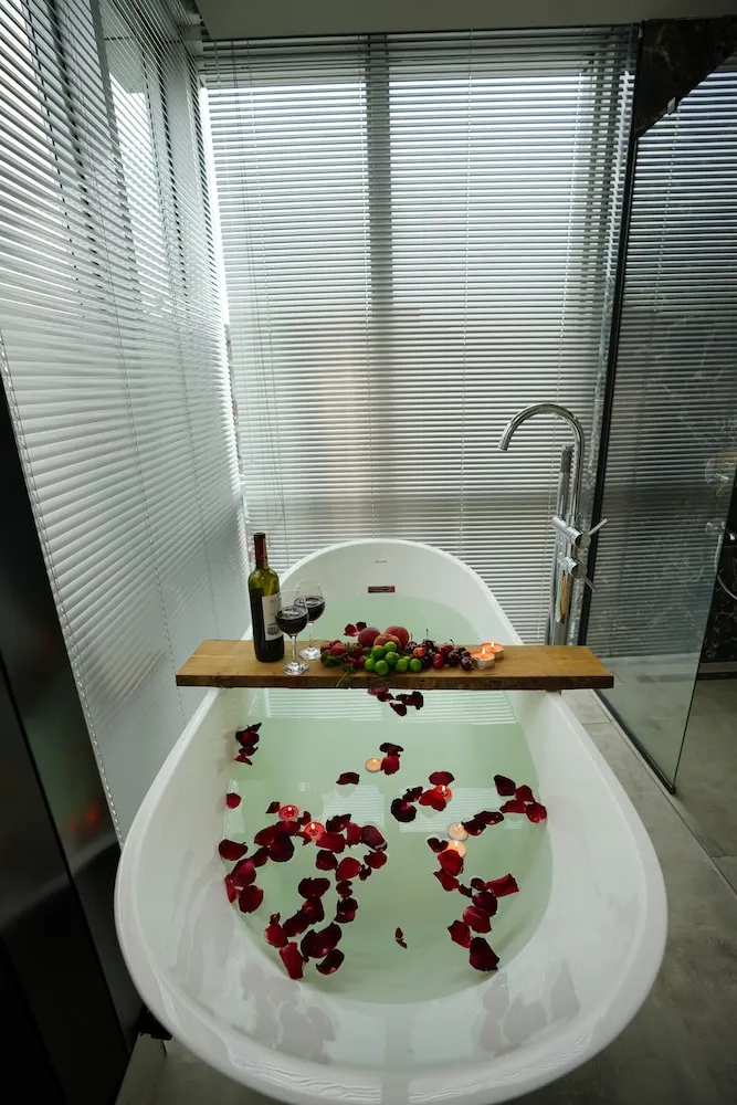 Honeymoon Apart Daire