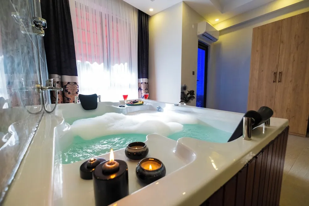Deluxe Stüdyo, Sıcak Su Küveti