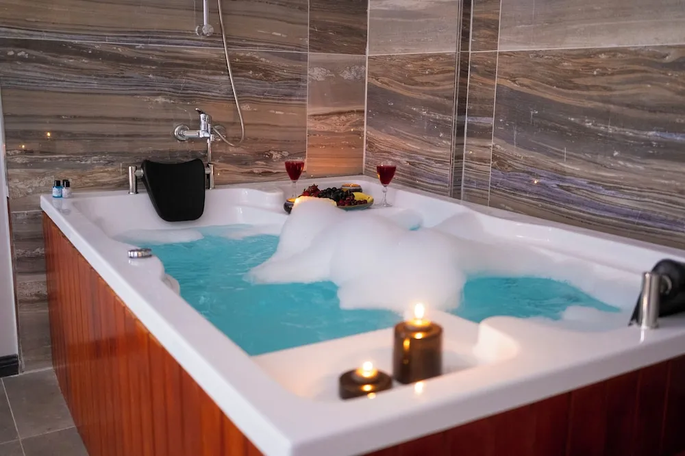 Deluxe Stüdyo, Sıcak Su Küveti