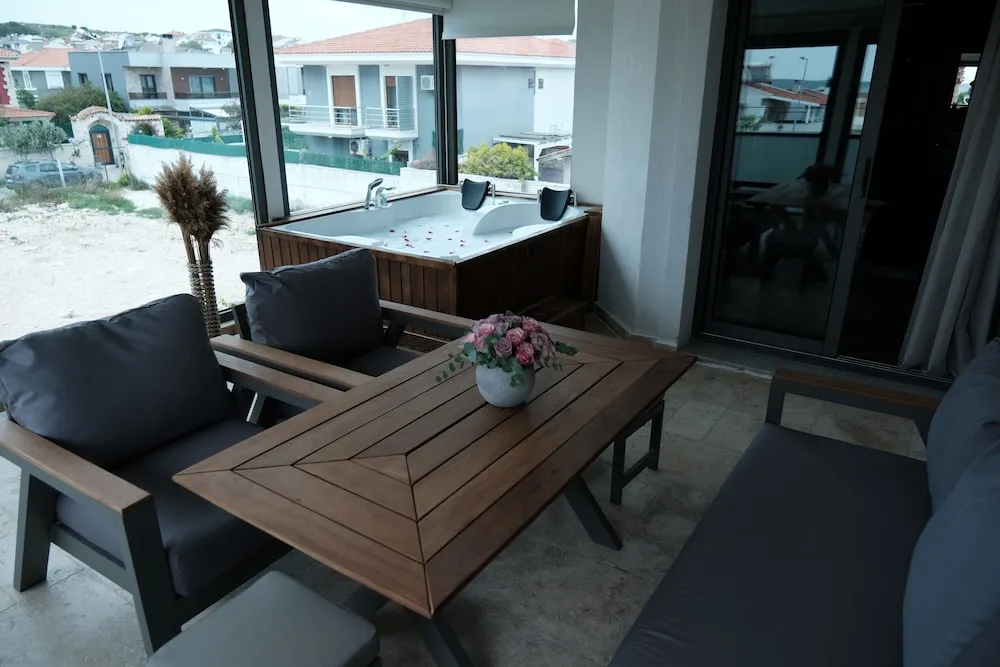 Luxury Süit, Teras, Havuz Manzaralı