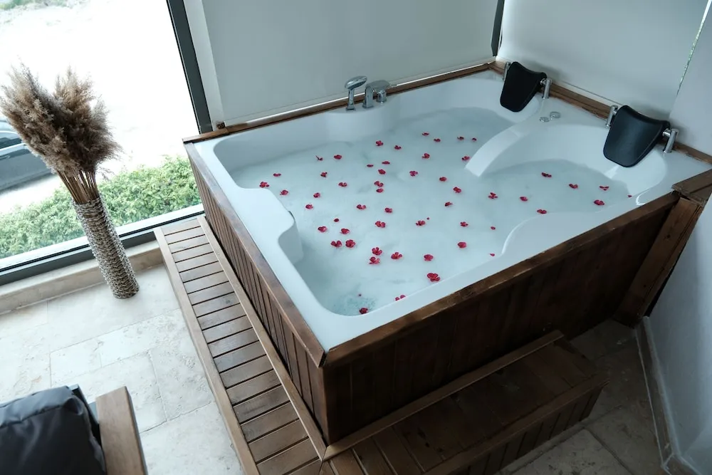 Luxury Süit, Teras, Havuz Manzaralı