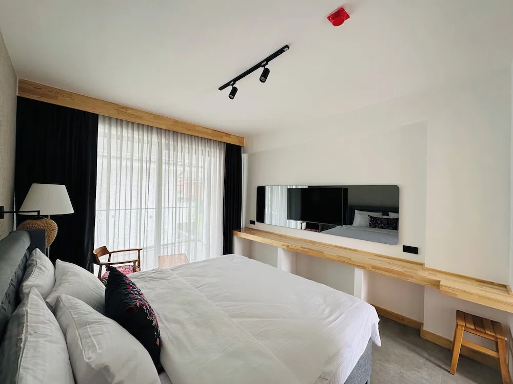Deluxe Tek Büyük Yataklı Oda, 1 En Büyük (King) Boy Yatak, Sigara İçilmez, Havuz Kullanımı