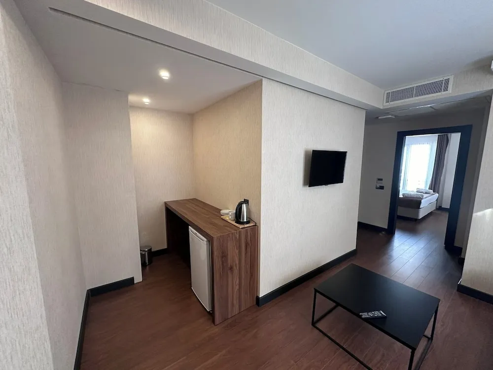 Deluxe Süit, 1 Yatak Odası, Özel Banyo, Kısmi Deniz Manzaralı