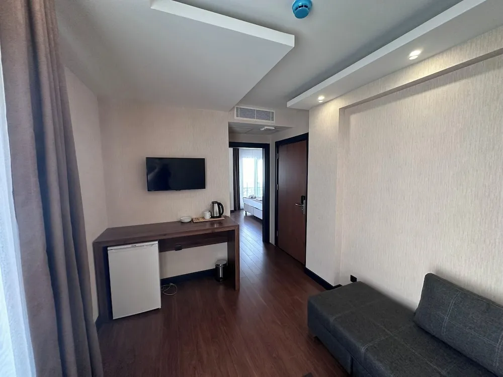 Deluxe Süit, 1 Yatak Odası, Özel Banyo, Kısmi Deniz Manzaralı