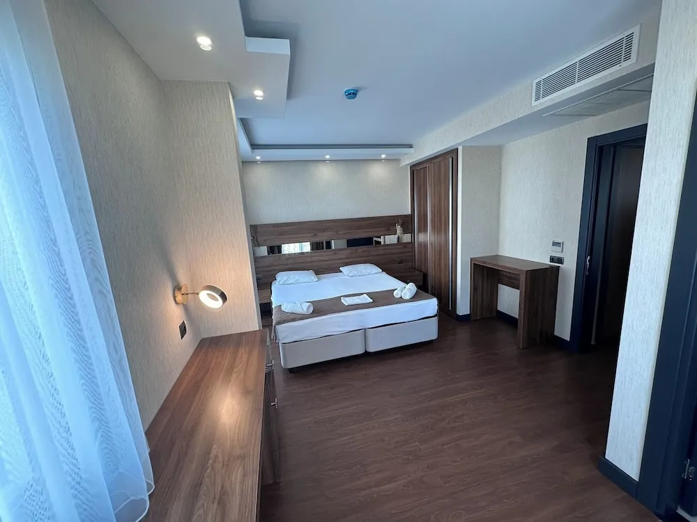 Deluxe Süit, 1 Yatak Odası, Özel Banyo, Kısmi Deniz Manzaralı
