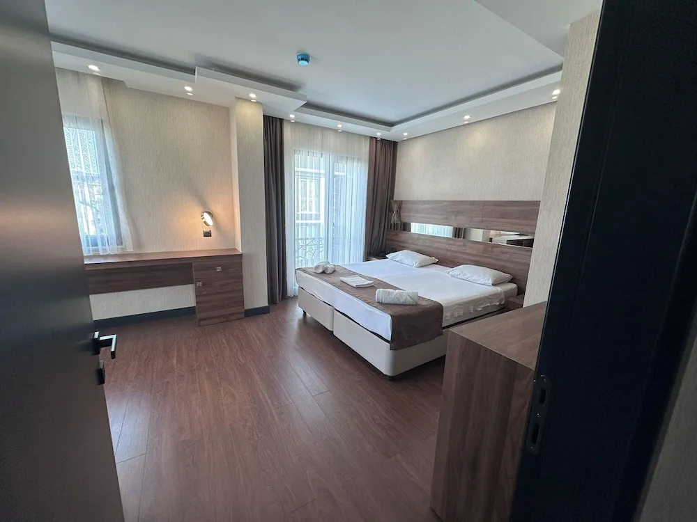 Deluxe Süit, 1 Yatak Odası, Özel Banyo, Kısmi Deniz Manzaralı
