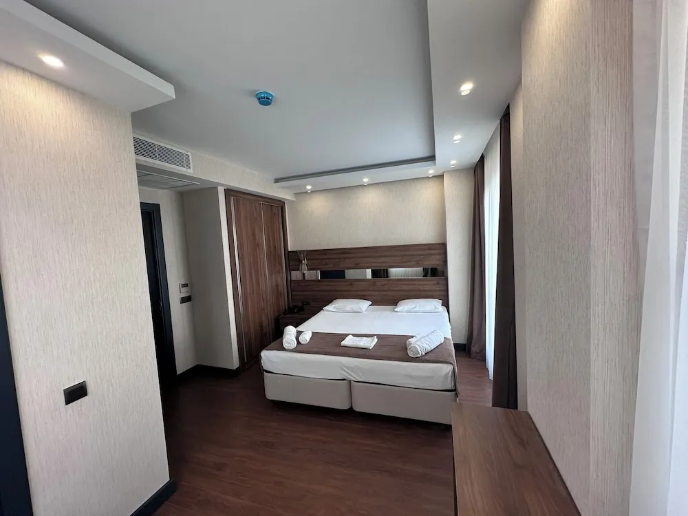 Deluxe Süit, 1 Yatak Odası, Özel Banyo, Kısmi Deniz Manzaralı
