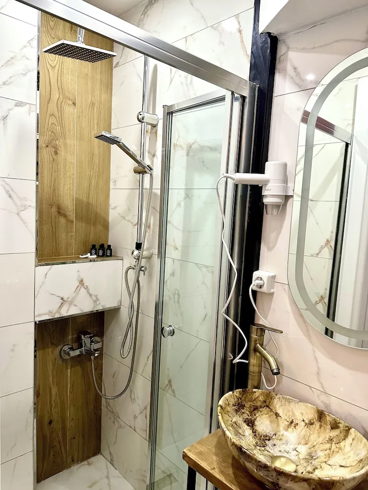 Üç Kişilik Oda, Deniz Manzaralı