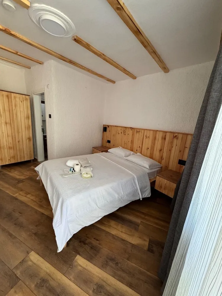 Oda, Havuz Manzaralı