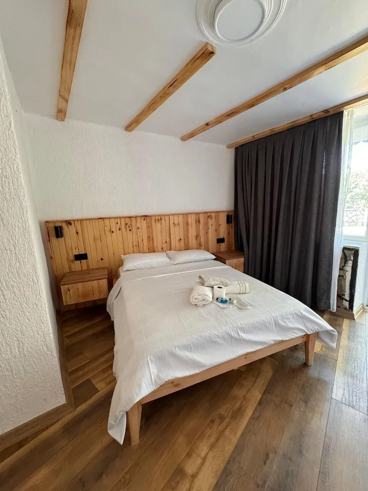 Oda, Havuz Manzaralı