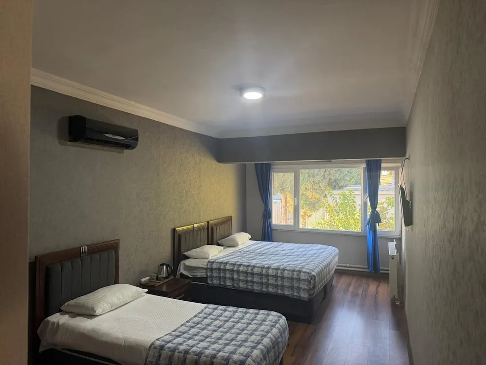 Basic Dört Kişilik Oda, Birden Çok Yatak, Havuz Manzaralı