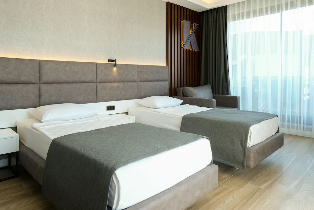 DELUXE FAMILY ROOM