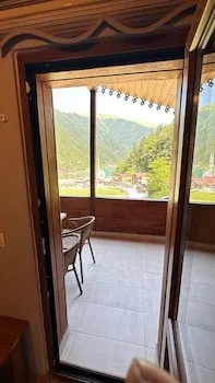 Paradise Lake Hotel
