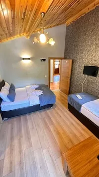 Paradise Lake Hotel