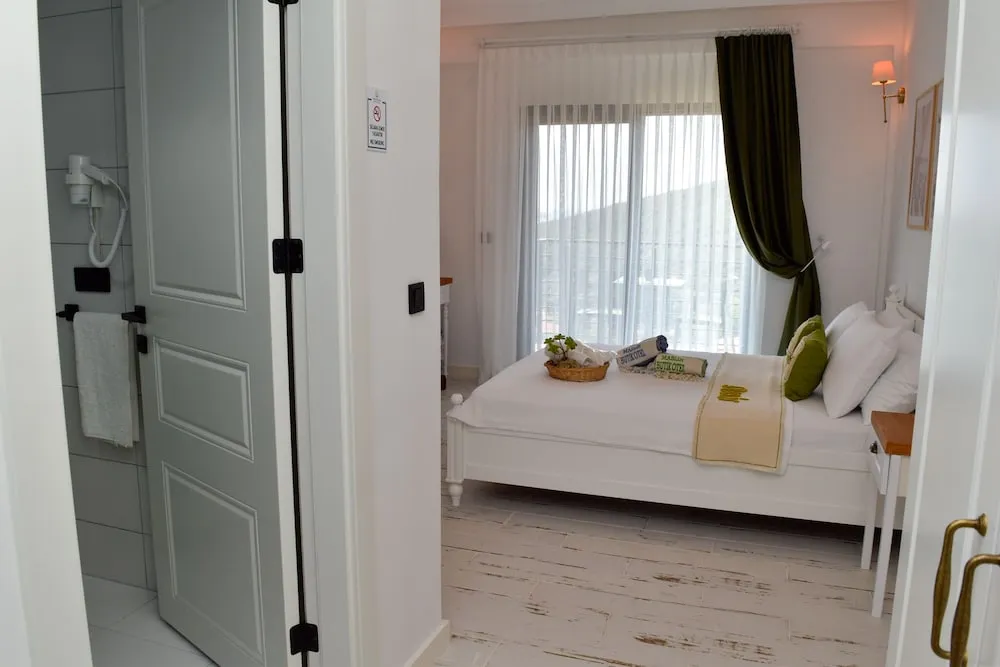 Deluxe Tek Büyük Yataklı Oda, Balkon, Deniz Manzaralı