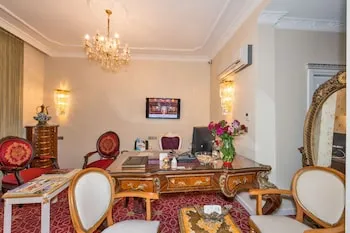 By Murat Crown Hotel