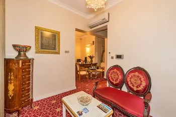 By Murat Crown Hotel