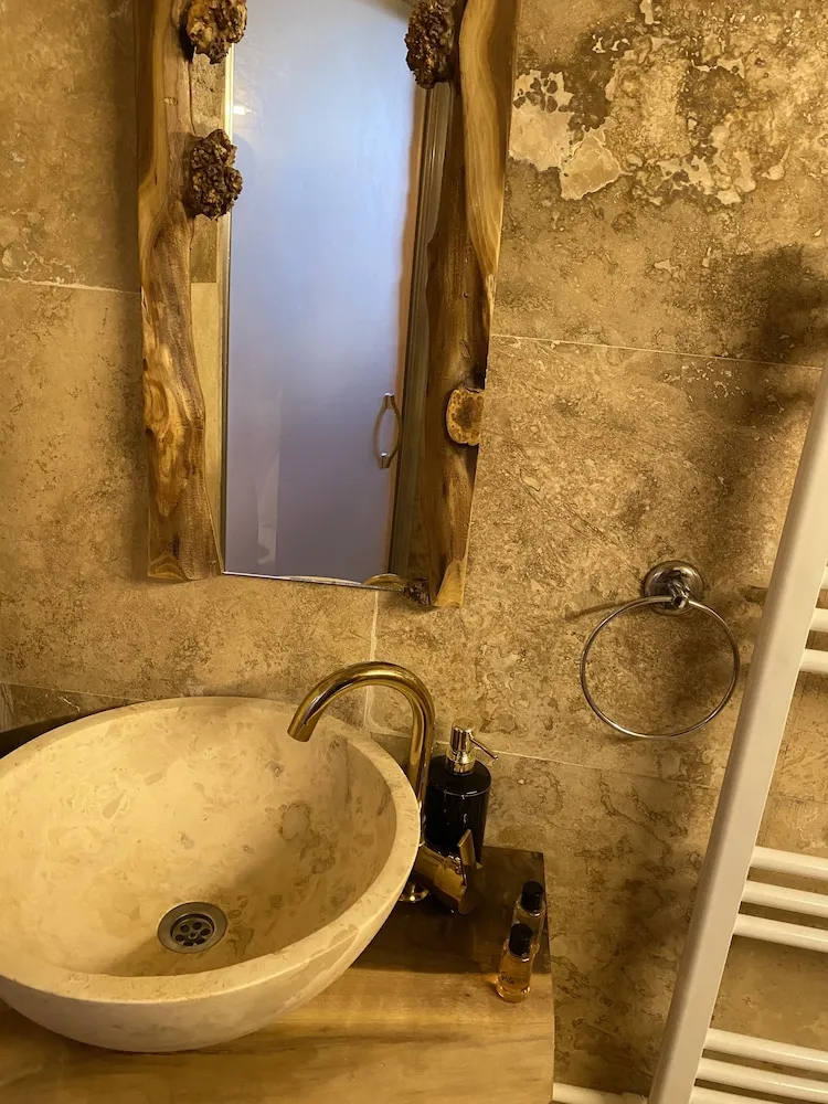 Traditional Tek Büyük Yataklı Oda