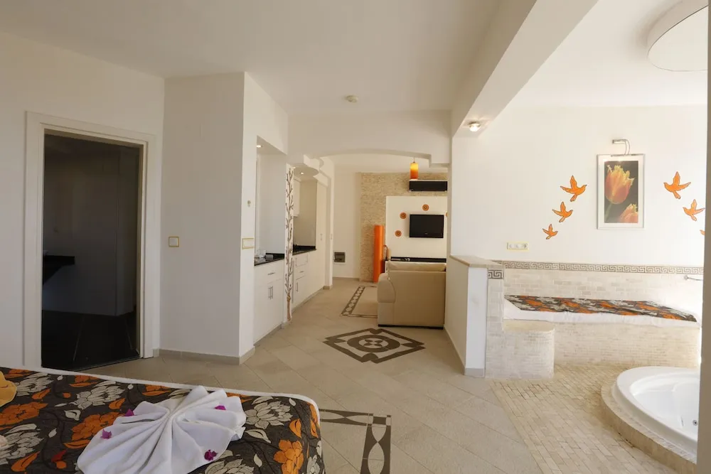 Grand Süit, Sigara İçilmez, Bahçe Manzaralı