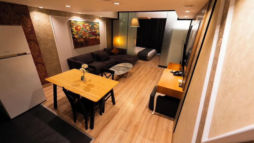 Junior Suite, 1 Queen 2 Single Beds
