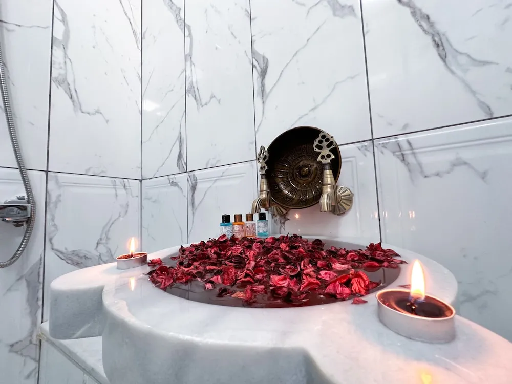 Luxury Oda
