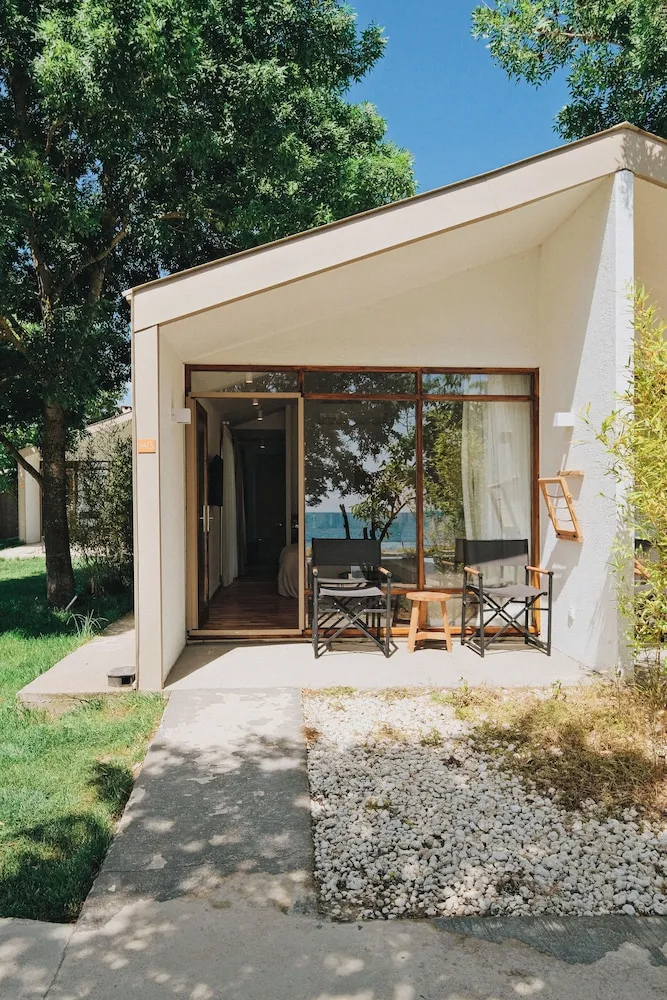 Deluxe Room with King Bed Sea View