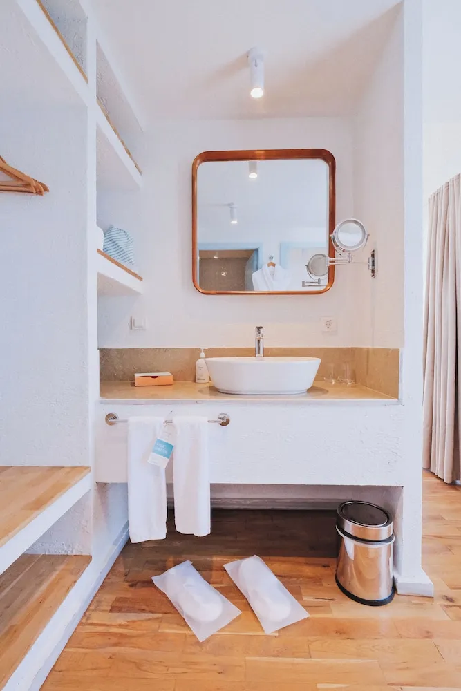 Deluxe Room with King Bed Sea View