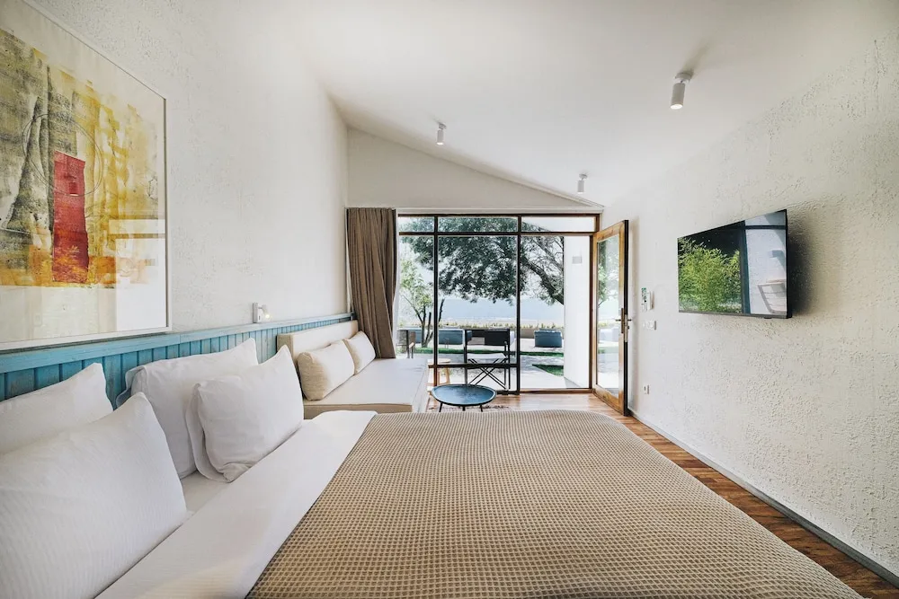 Deluxe Room with King Bed Sea View