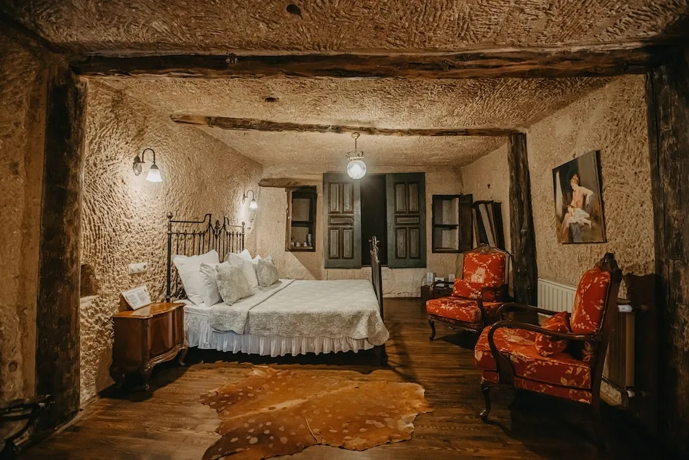Splendid Cave Suite