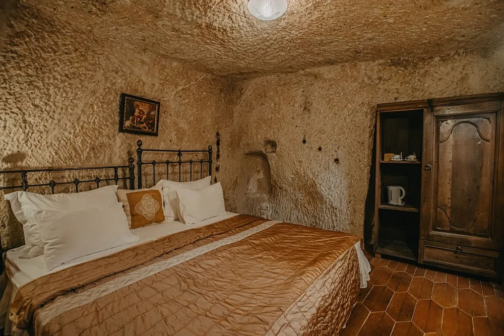 Deluxe Cave Room