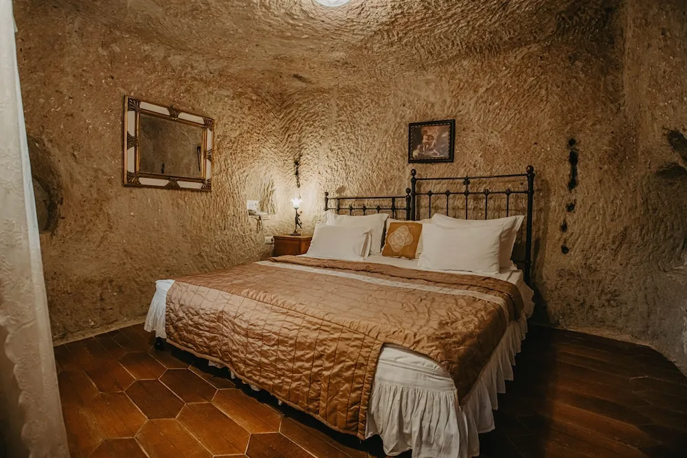 Deluxe Cave Room
