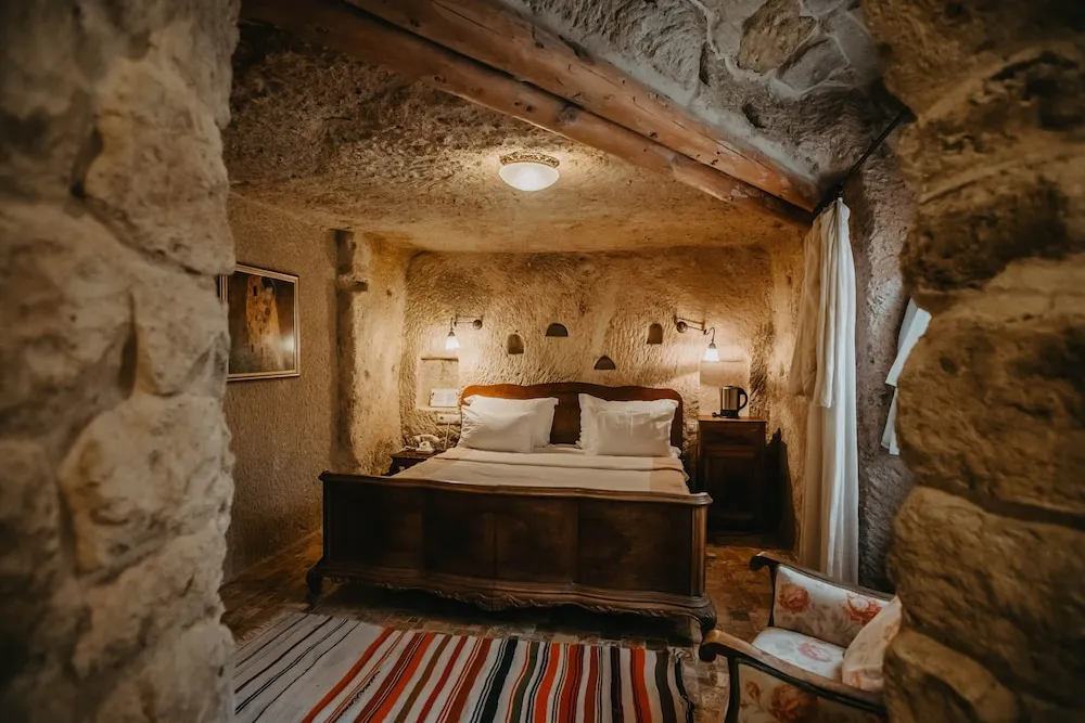 Deluxe Cave Room