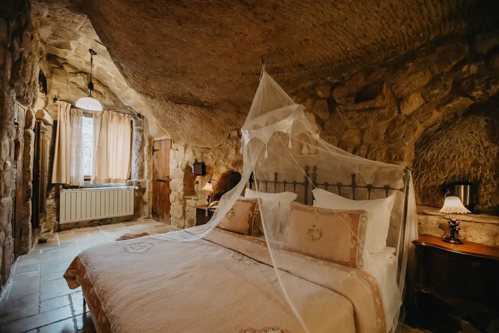Deluxe Cave Room