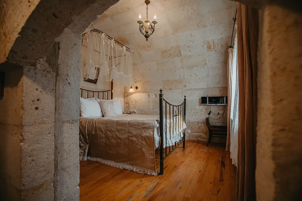 Deluxe Cave Room