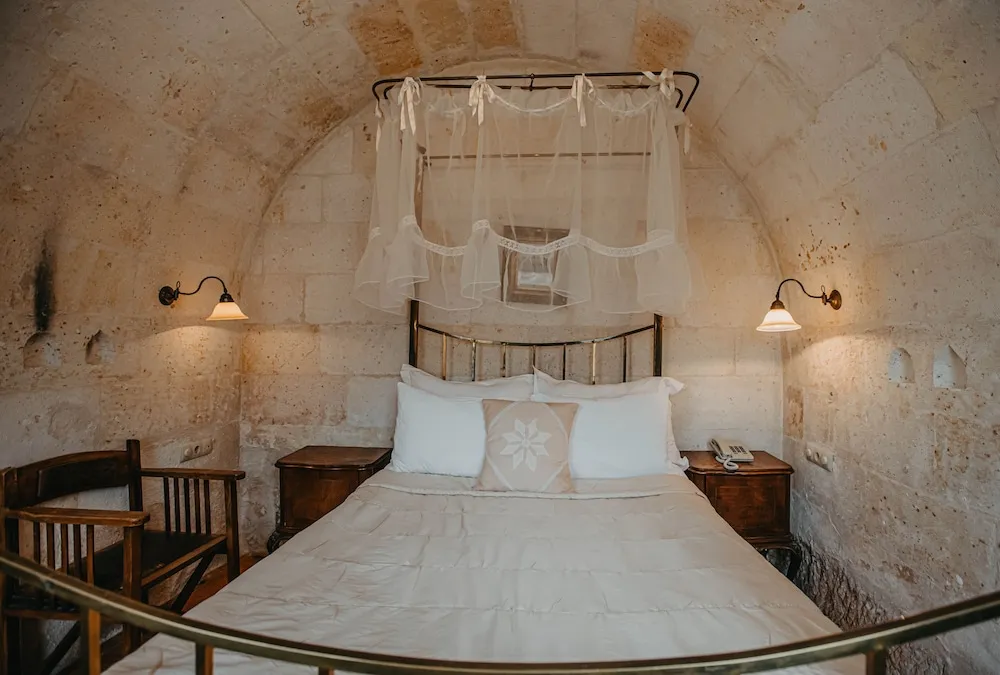 Deluxe Cave Room