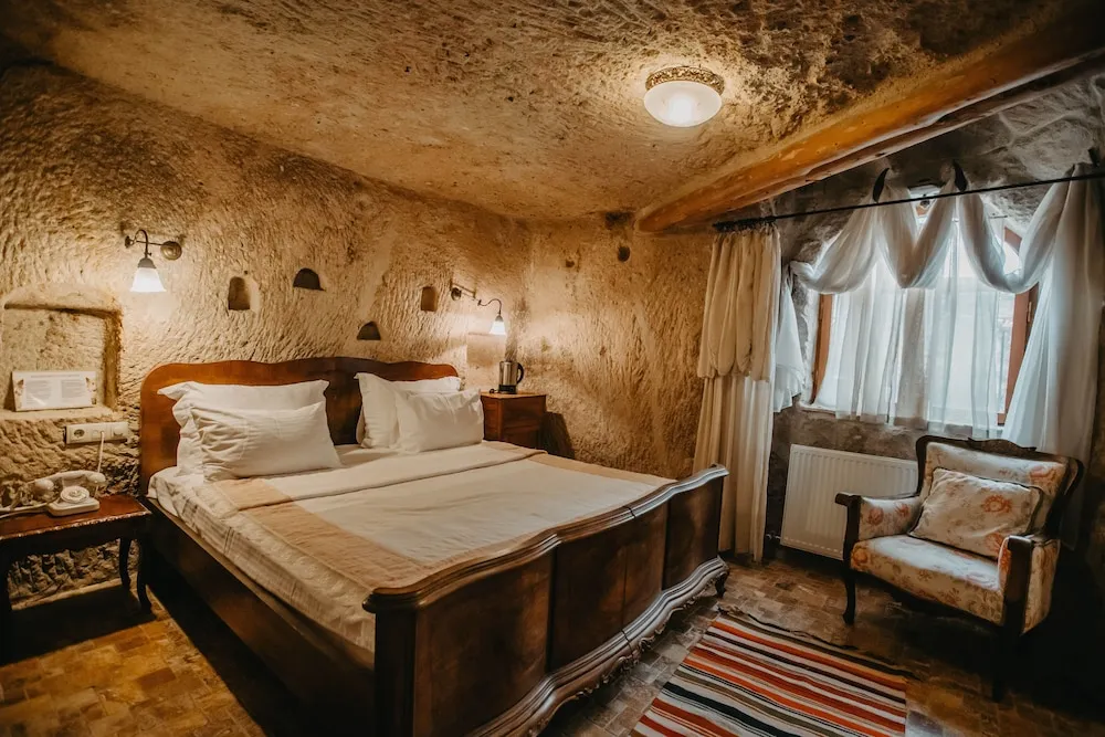 Deluxe Cave Room