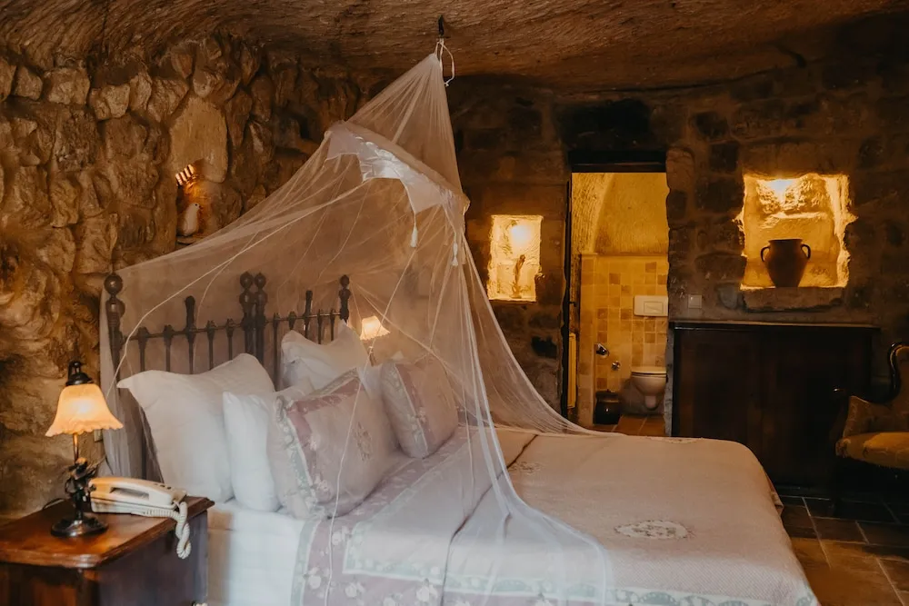 Deluxe Cave Room