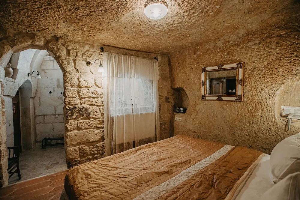 Deluxe Cave Room