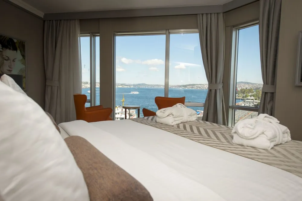 Queen Suite Sea View Room
